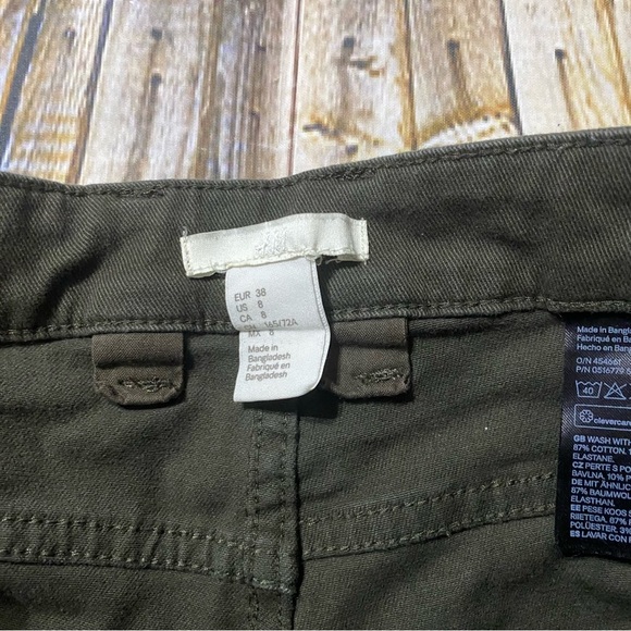 H&M Green Stretch High Waisted Cuffed Shorts - Picture 3 of 4